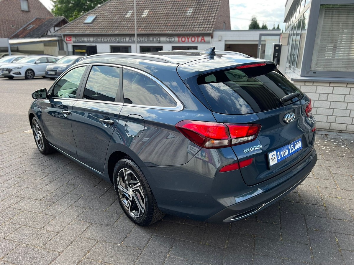 Hyundai i30 1.5 DPI Family Smart - Navi - Sitzhzg - R.Kam  + PDC 