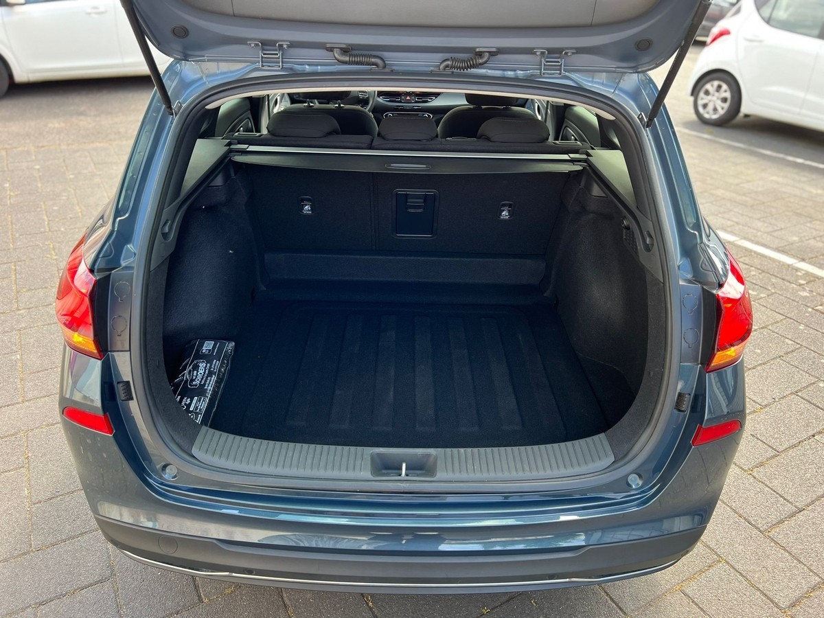 Hyundai i30 1.5 DPI Family Smart - Navi - Sitzhzg - R.Kam  + PDC 