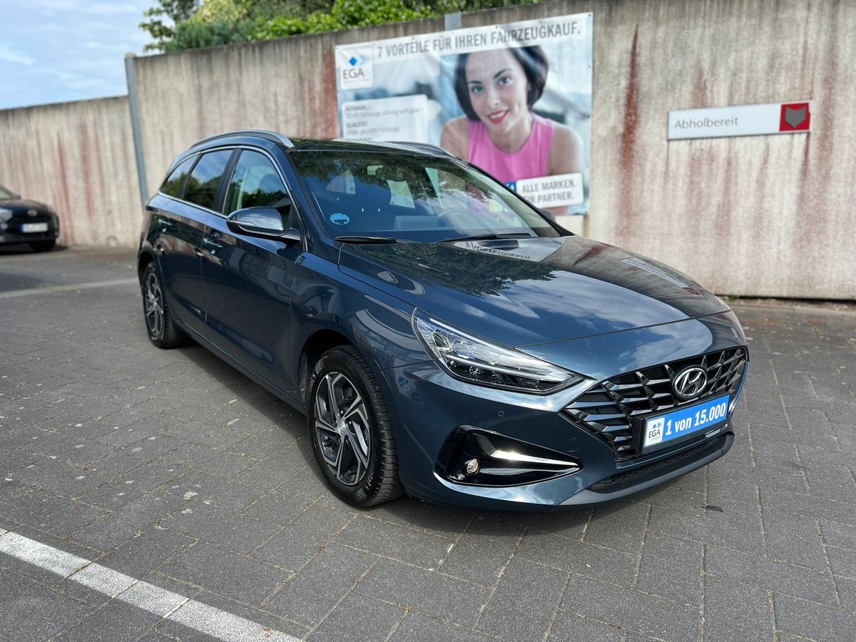 Hyundai i30 1.5 DPI Family Smart - Navi - Sitzhzg - R.Kam  + PDC 