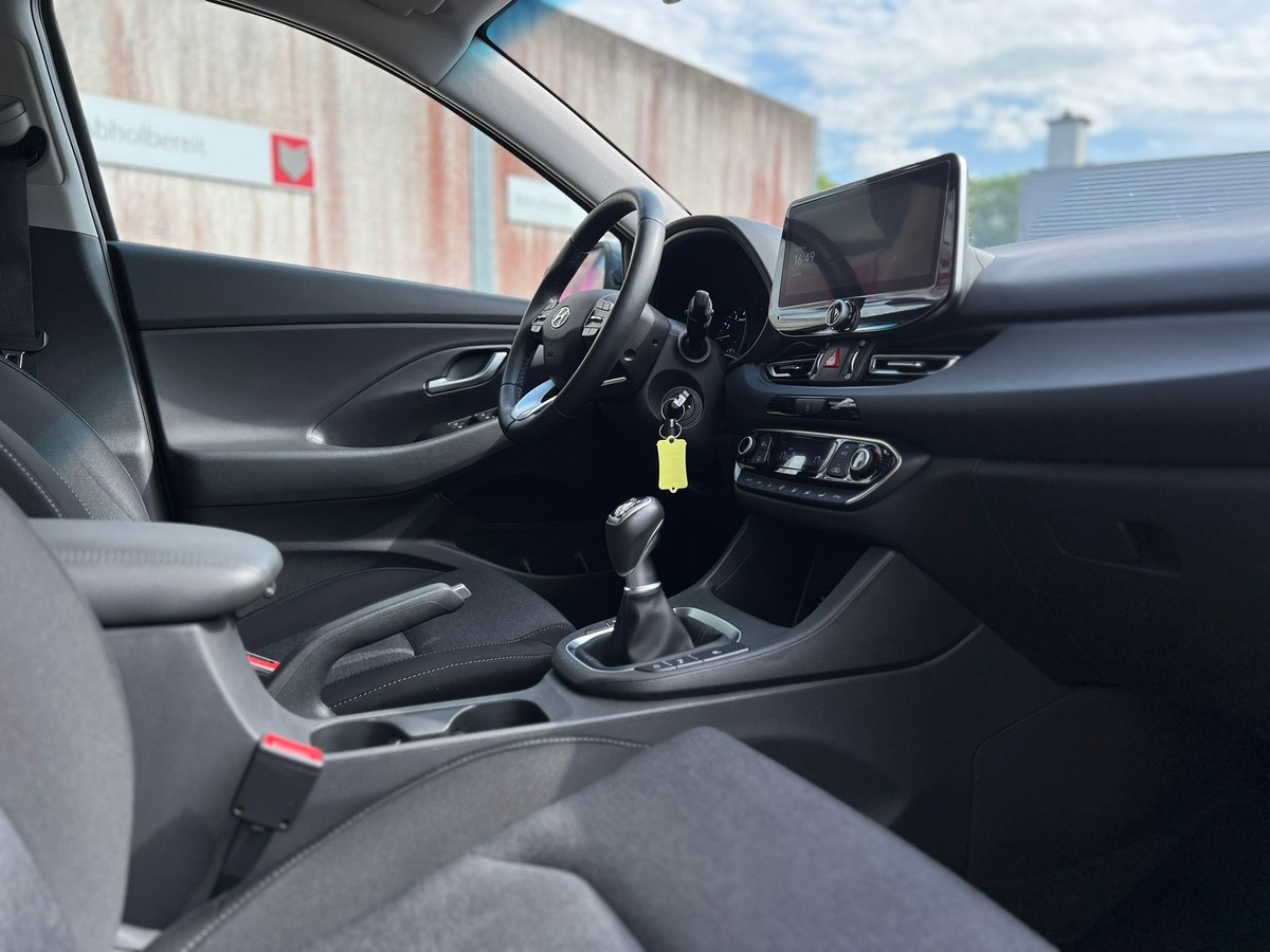 Hyundai i30 1.5 DPI Family Smart - Navi - Sitzhzg - R.Kam  + PDC 