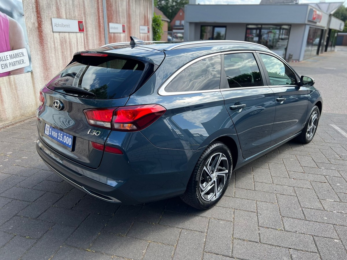 Hyundai i30 1.5 DPI Family Smart - Navi - Sitzhzg - R.Kam  + PDC 