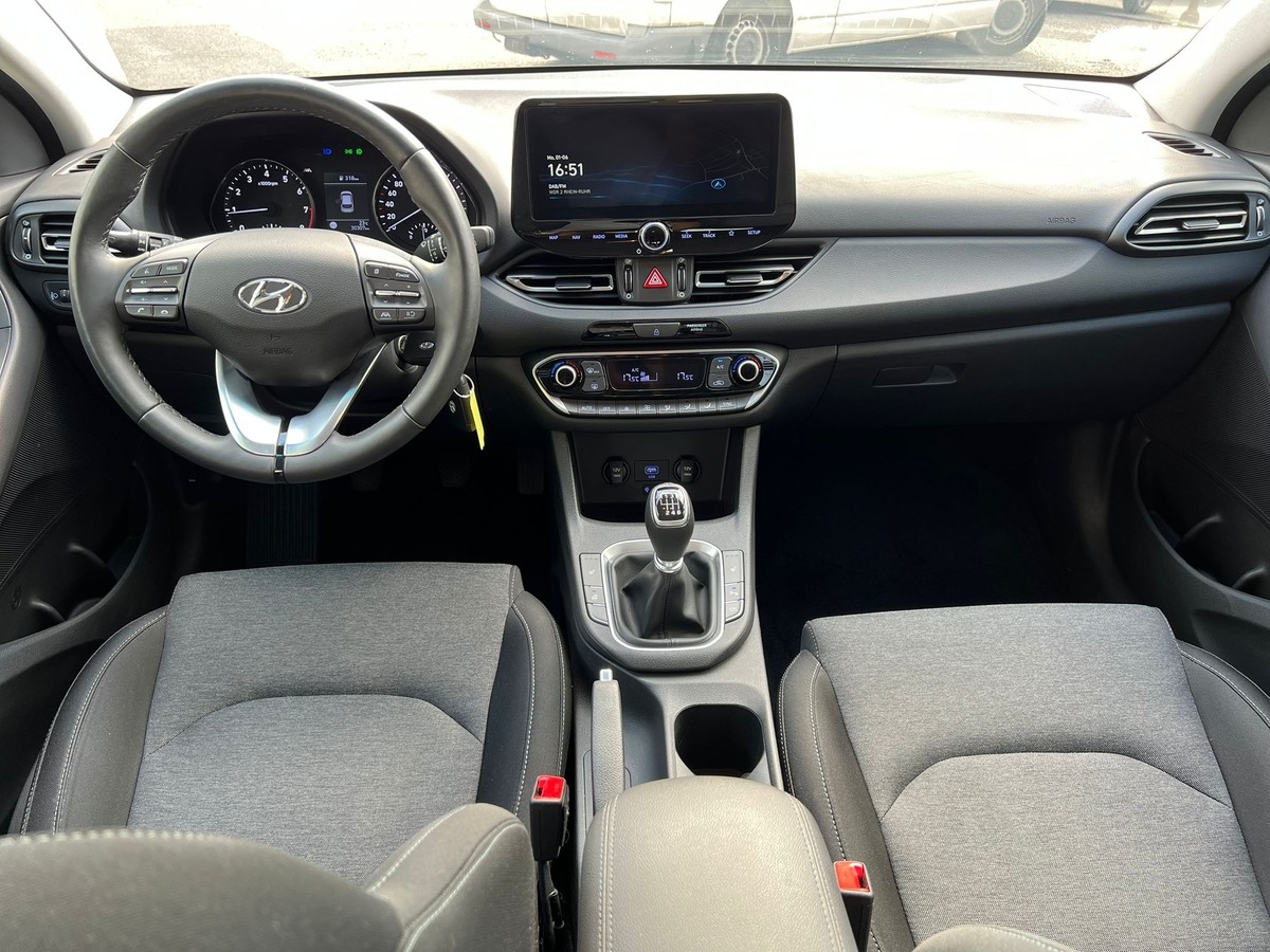 Hyundai i30 1.5 DPI Family Smart - Navi - Sitzhzg - R.Kam  + PDC 