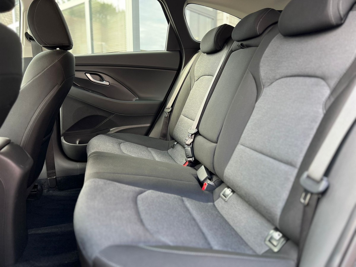 Hyundai i30 1.5 DPI Family Smart - Navi - Sitzhzg - R.Kam  + PDC 
