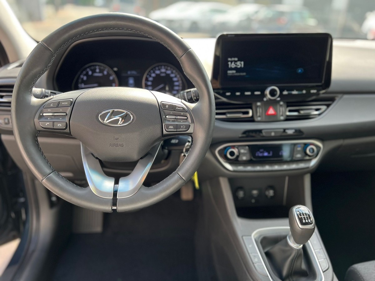 Hyundai i30 1.5 DPI Family Smart - Navi - Sitzhzg - R.Kam  + PDC 