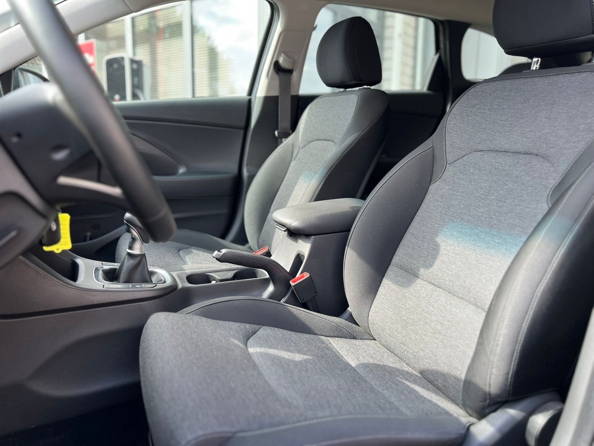 Hyundai i30 1.5 DPI Family Smart - Navi - Sitzhzg - R.Kam  + PDC 