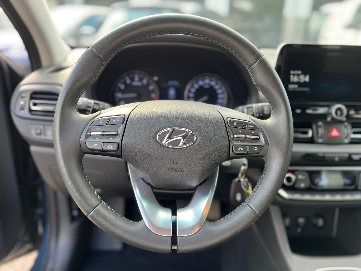Hyundai i30 1.5 DPI Family Smart - Navi - Sitzhzg - R.Kam  + PDC 