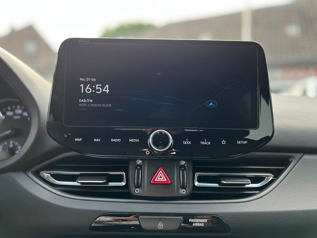 Hyundai i30 1.5 DPI Family Smart - Navi - Sitzhzg - R.Kam  + PDC 