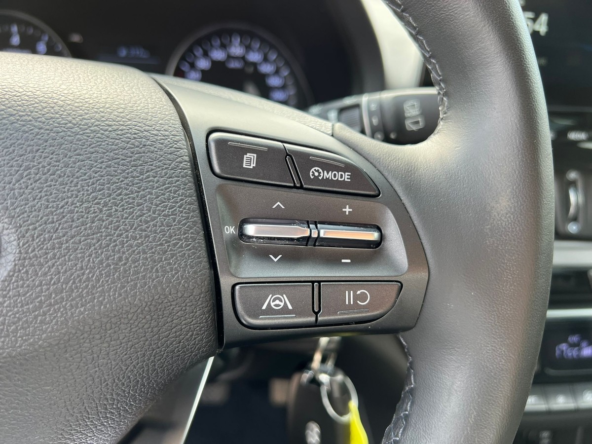 Hyundai i30 1.5 DPI Family Smart - Navi - Sitzhzg - R.Kam  + PDC 