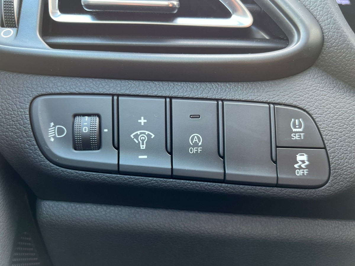 Hyundai i30 1.5 DPI Family Smart - Navi - Sitzhzg - R.Kam  + PDC 