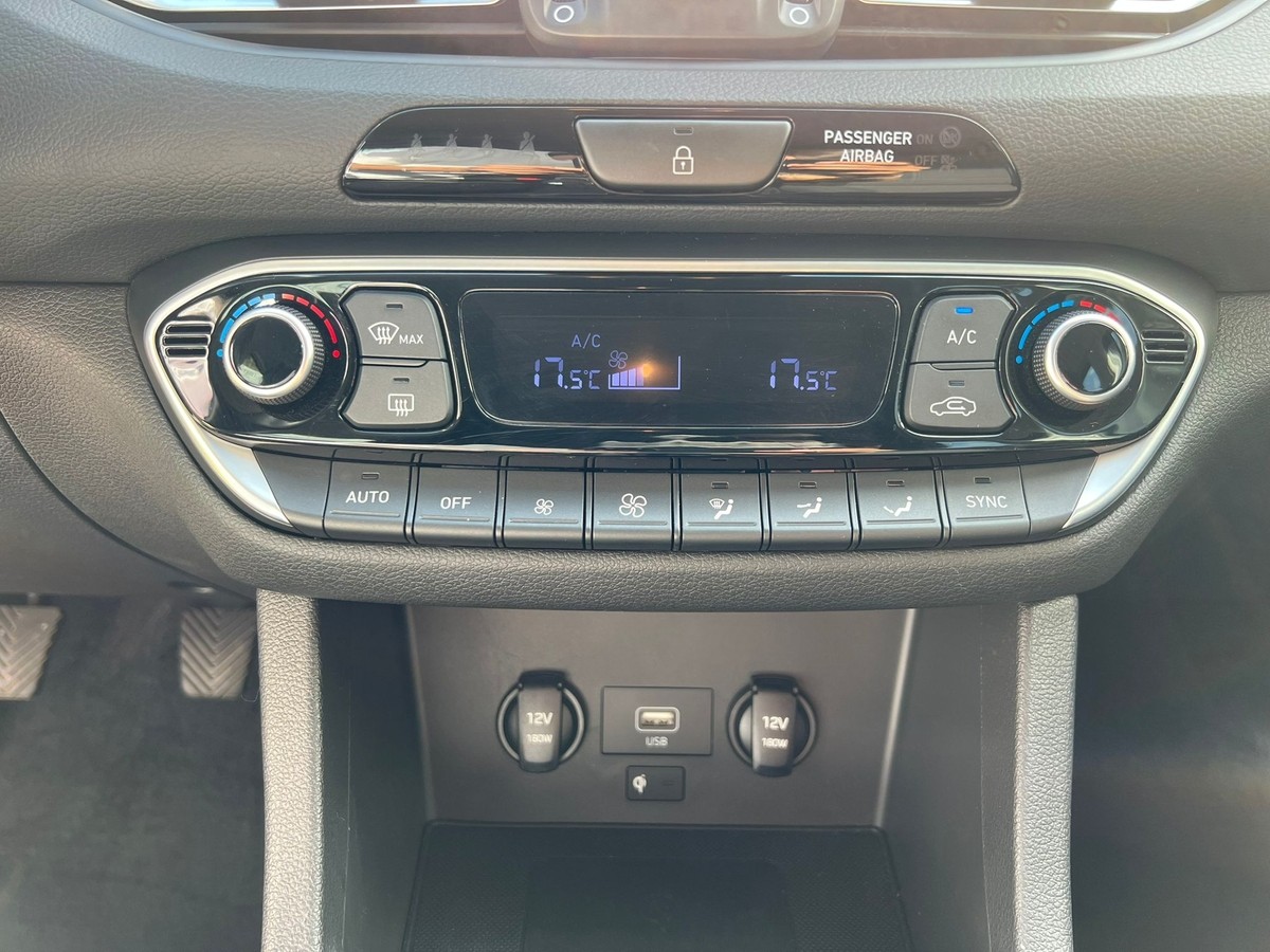 Hyundai i30 1.5 DPI Family Smart - Navi - Sitzhzg - R.Kam  + PDC 