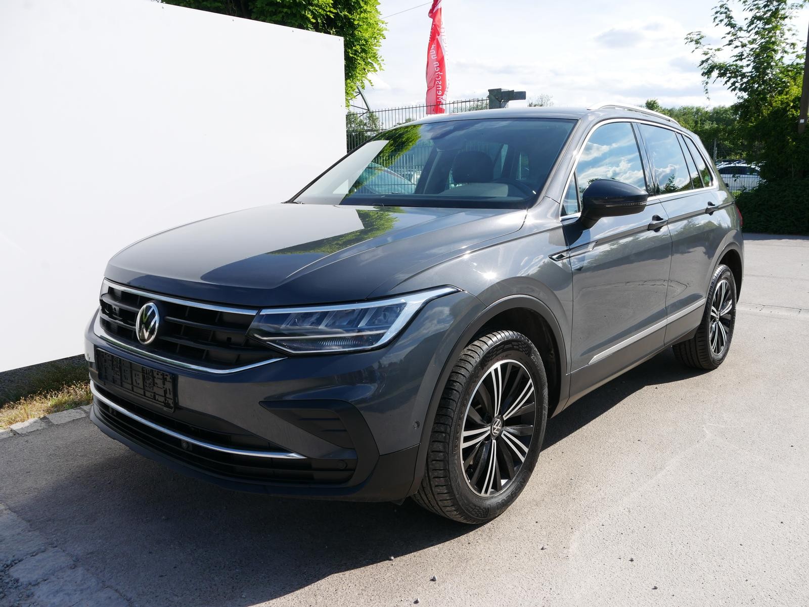 Volkswagen Tiguan 2.0 TDI DPF DSG 4M LIFE * FAHRERASSISTENZ PLUS-& WINTERPAKET * AHK * LED 