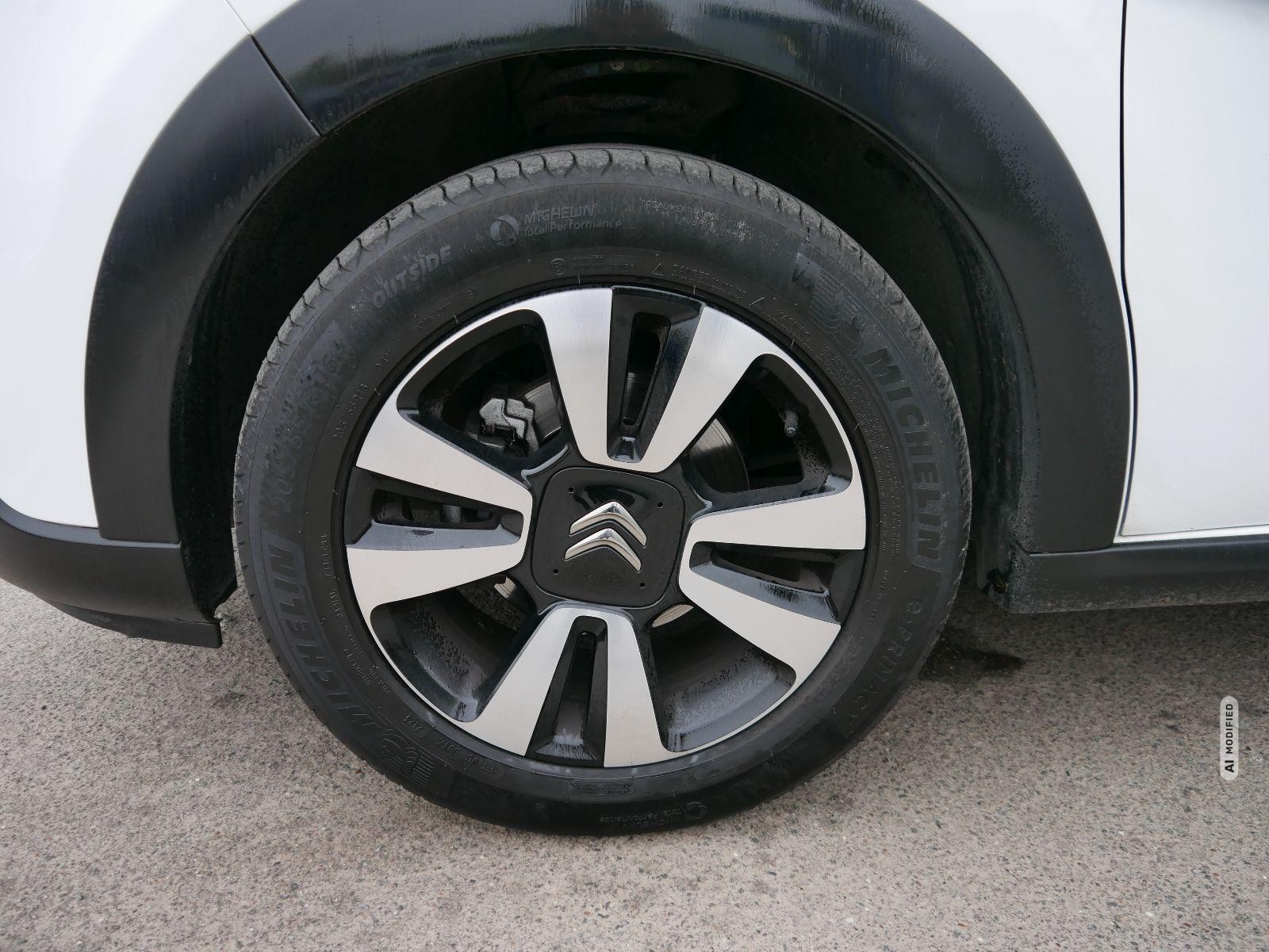 Citroën C3 PureTech Shine*KEYLESS-GO*PDC-HINTEN*TEMPOMAT*SMARTLINK*LED*KLIMA