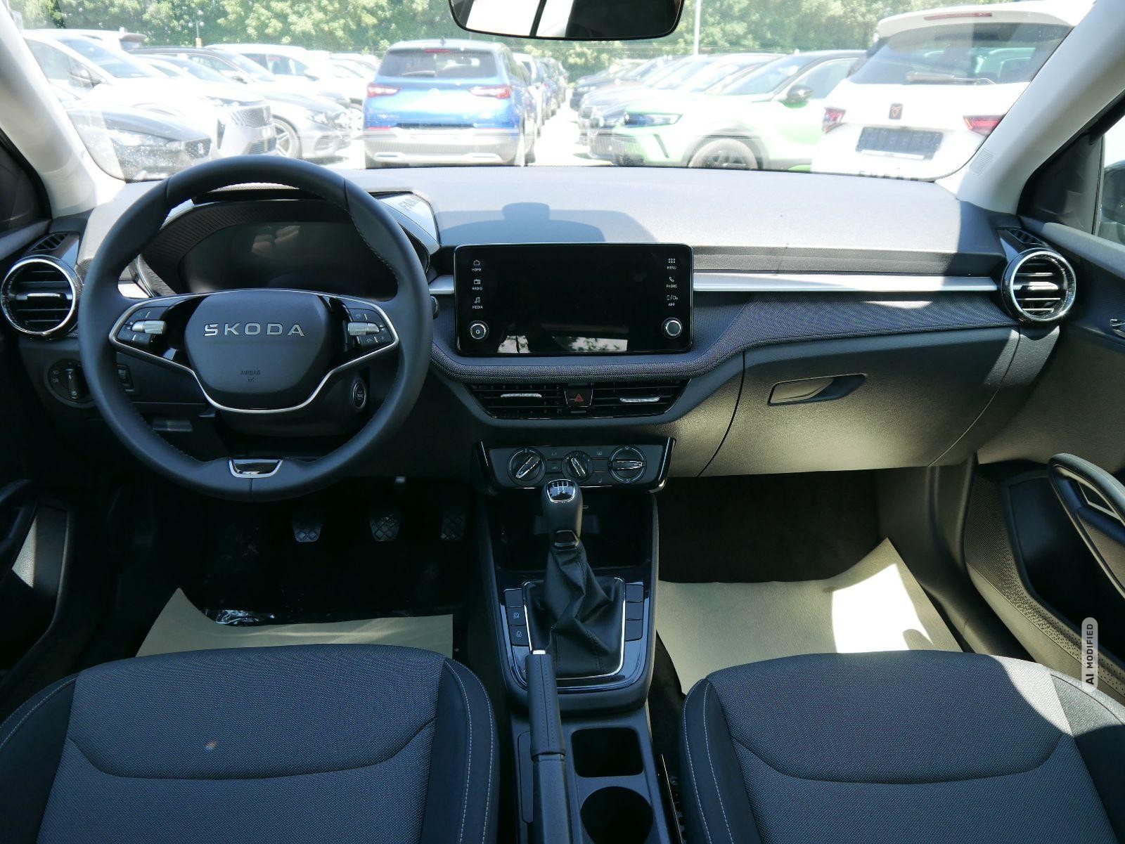 Skoda Fabia Selection 1.0 TSI *NAVI-ÜBER-SMARTLINK*PDC-HI*LED*SHZ*KLIMA*RADIO