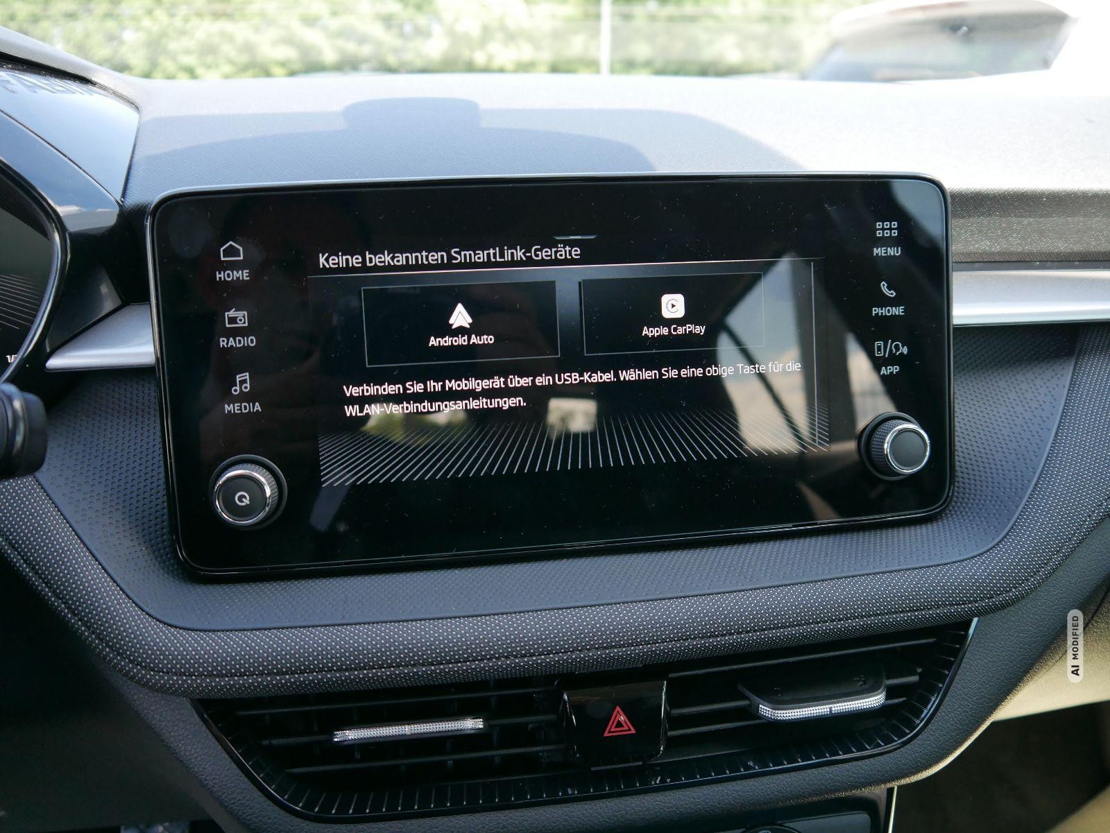 Skoda Fabia Selection 1.0 TSI *NAVI-ÜBER-SMARTLINK*PDC-HI*LED*SHZ*KLIMA*RADIO