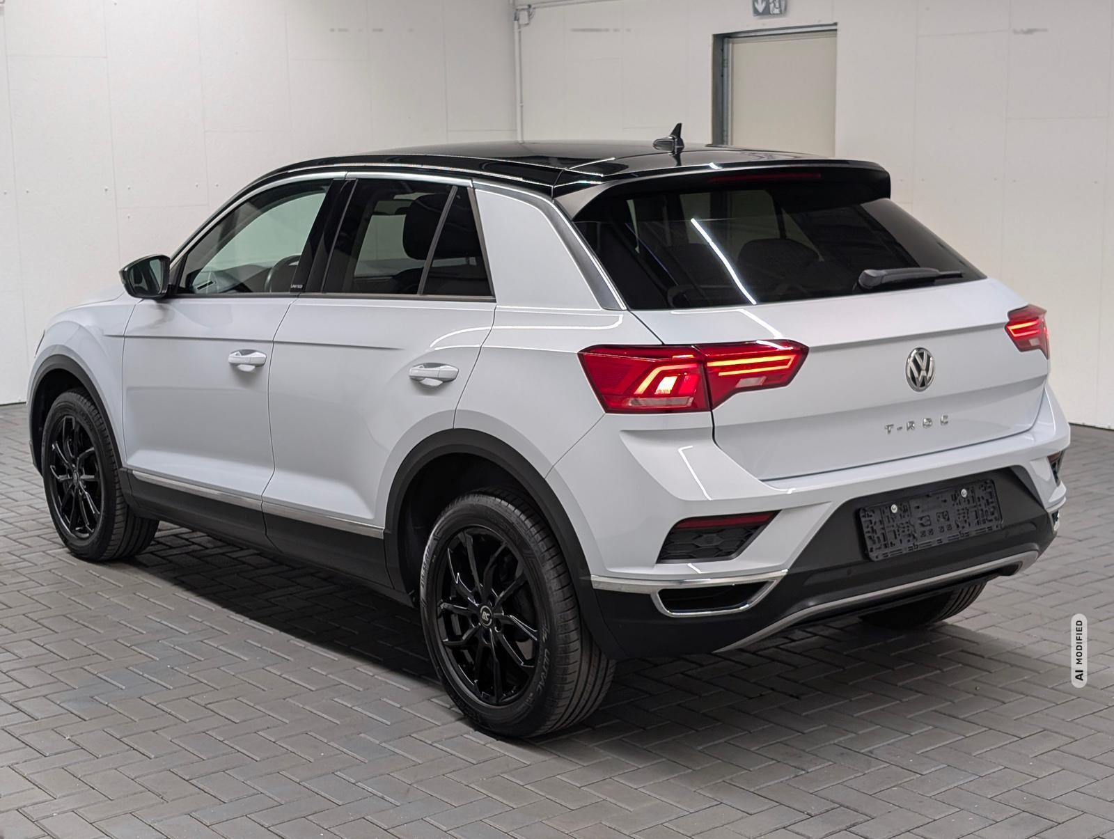 Volkswagen T-Roc United Stdhzg./Navi/SHZ/Kam/elH/Keyl./17LM