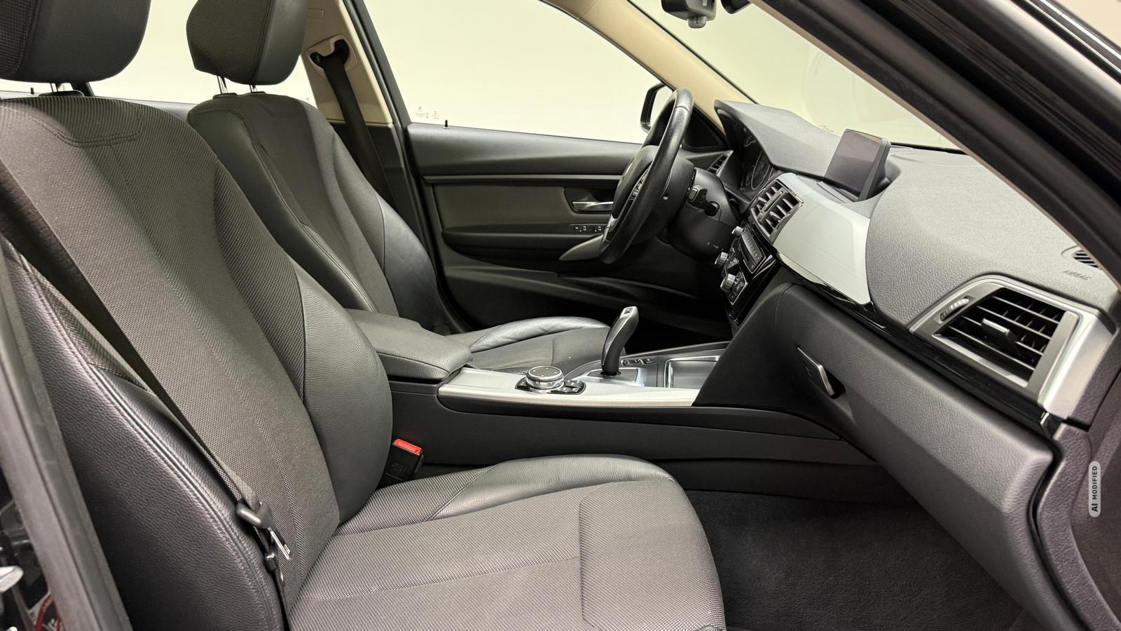 BMW 335 d Touring xDrive LED/Nav/Pano/HUD/AHK/SHZ/PDC