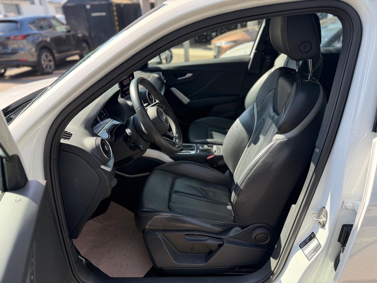 Audi Q2 2.0L TDI 35 TDI S-Line - Vollleder, Carplay, LED, PDC