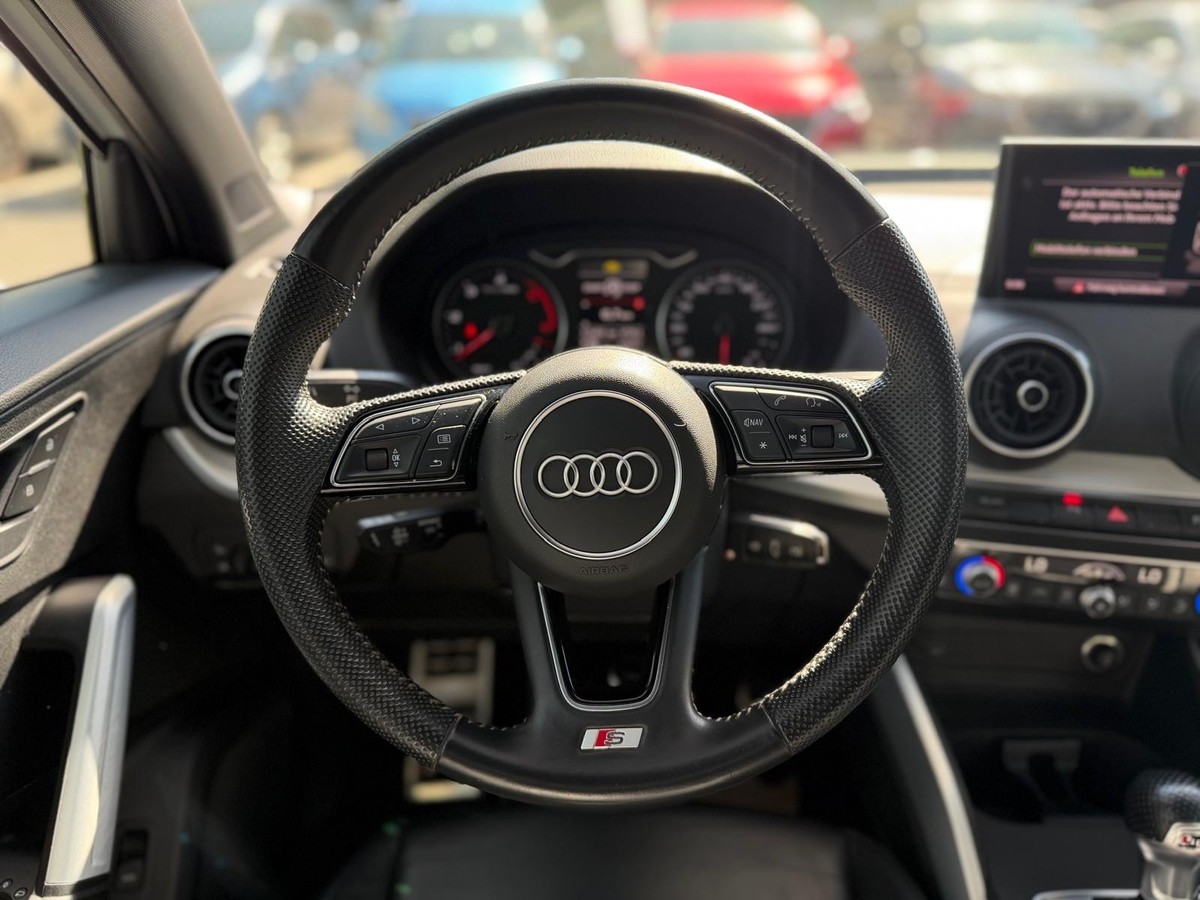 Audi Q2 2.0L TDI 35 TDI S-Line - Vollleder, Carplay, LED, PDC