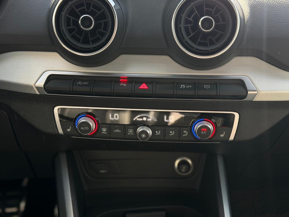 Audi Q2 2.0L TDI 35 TDI S-Line - Vollleder, Carplay, LED, PDC