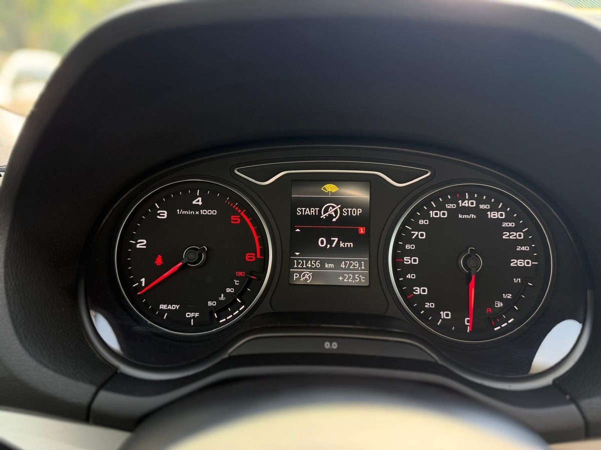 Audi Q2 2.0L TDI 35 TDI S-Line - Vollleder, Carplay, LED, PDC