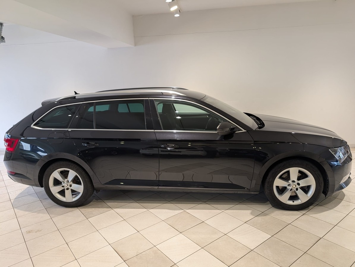 Skoda Superb Combi 1.4TSI Bi-Xenon Navi App Canton