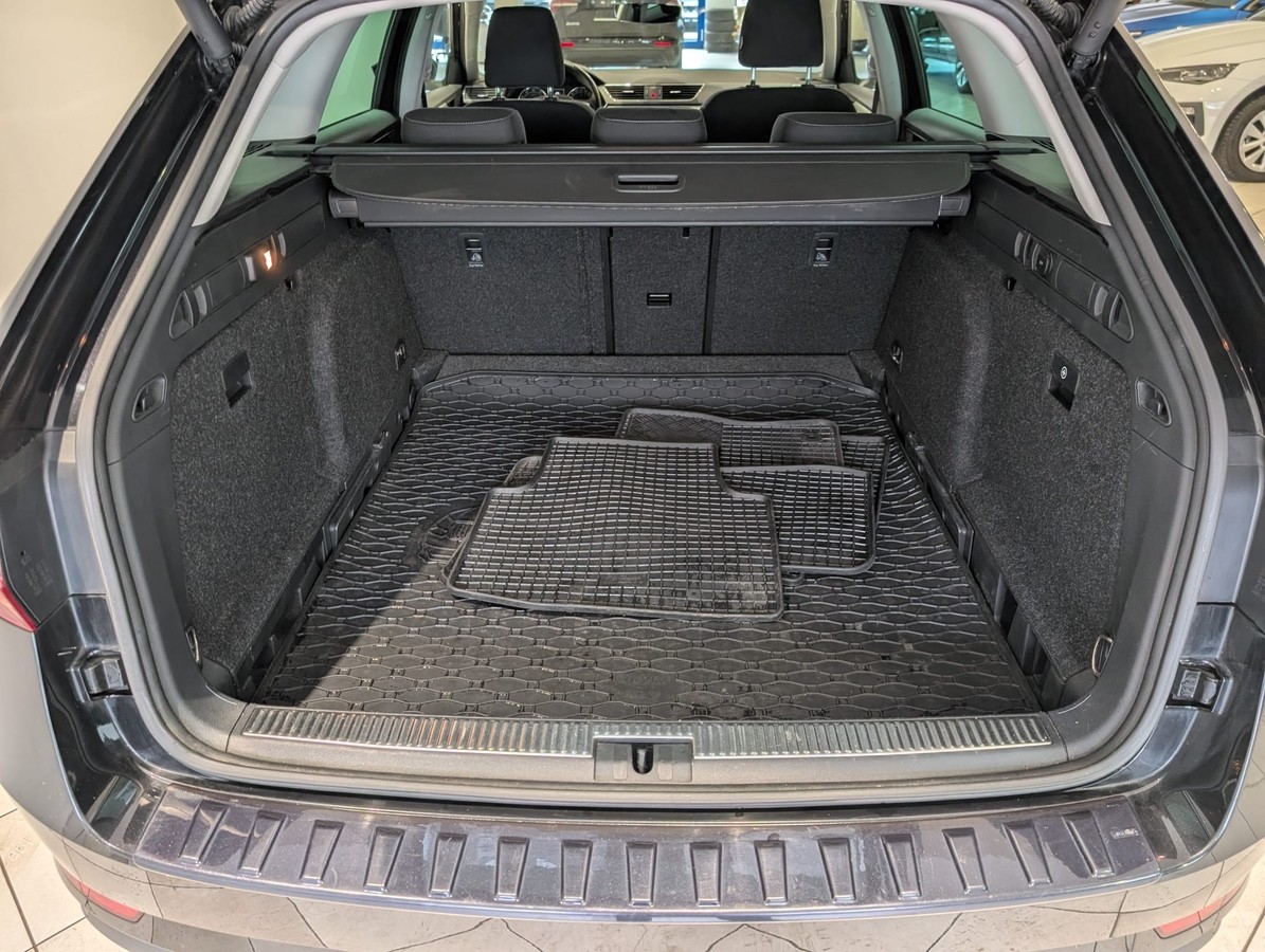 Skoda Superb Combi 1.4TSI Bi-Xenon Navi App Canton