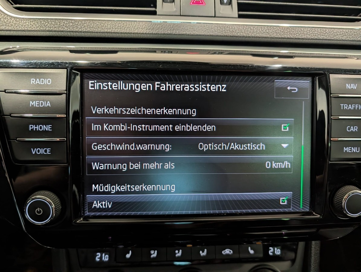 Skoda Superb Combi 1.4TSI Bi-Xenon Navi App Canton