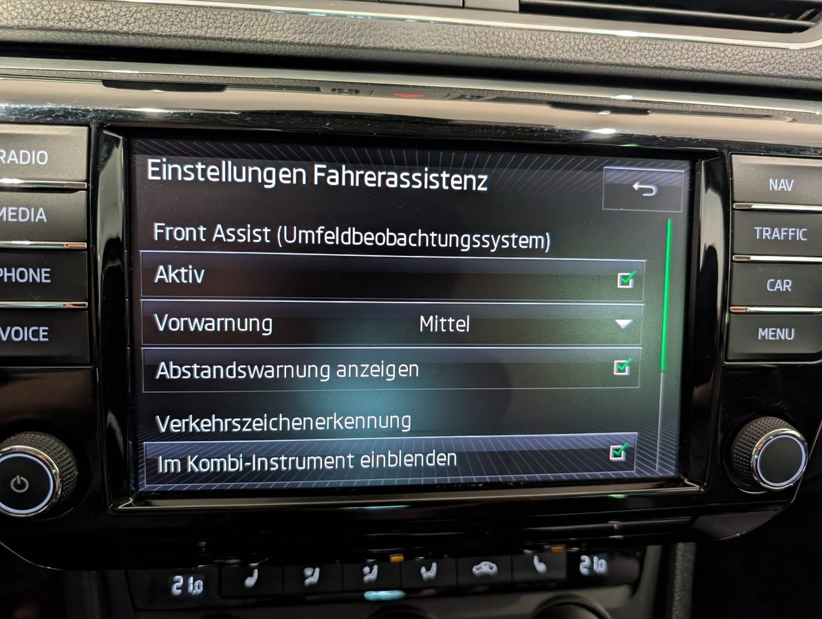 Skoda Superb Combi 1.4TSI Bi-Xenon Navi App Canton