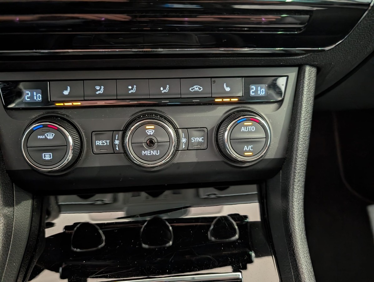 Skoda Superb Combi 1.4TSI Bi-Xenon Navi App Canton