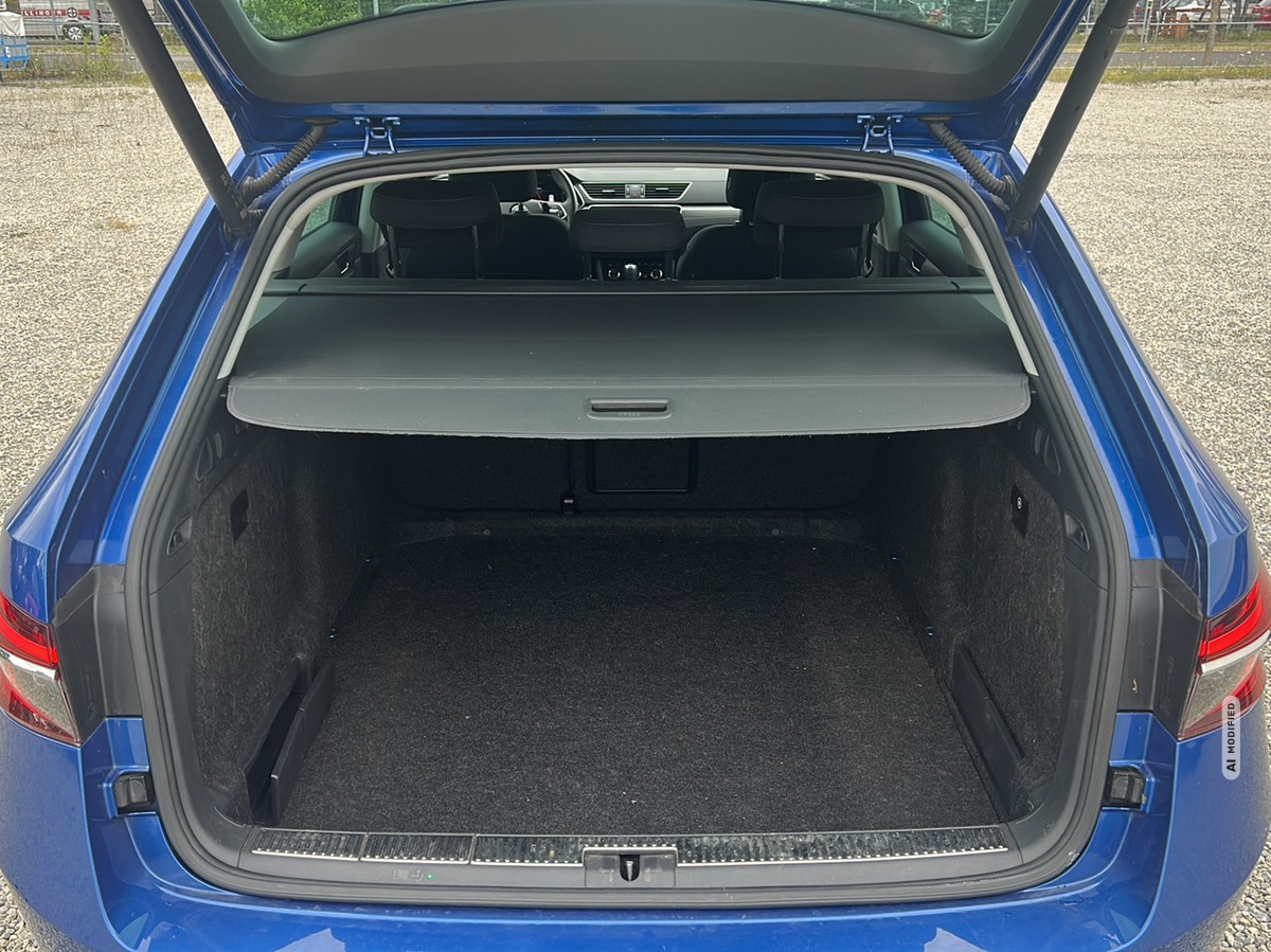 Skoda Superb Combi 2.0 TDI Style *LED*NAVI*SHZ*AHZV*