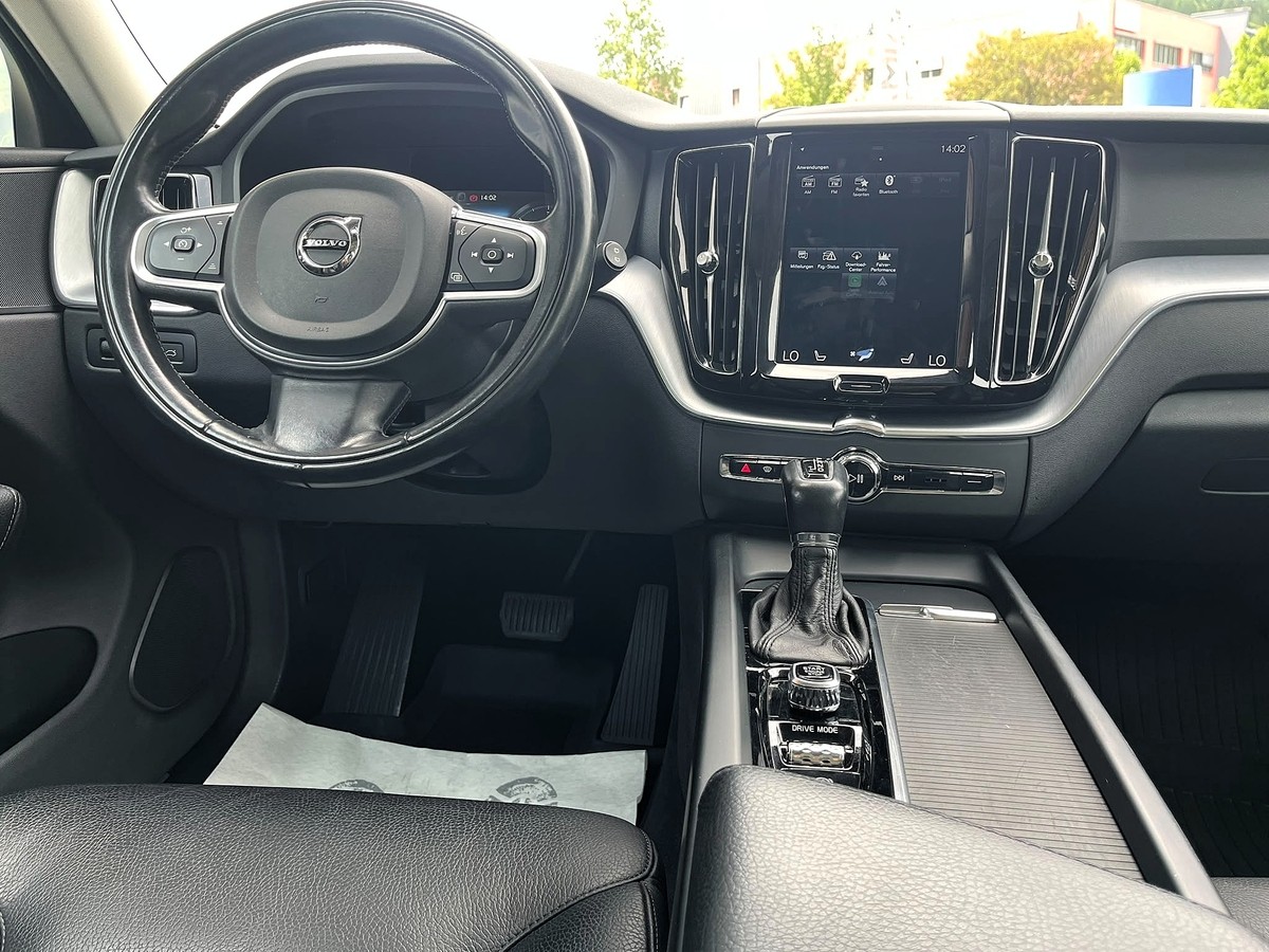 Volvo XC60 D5 AWD Momentum*360°-Kamera*AHK*Sitzheizung v+h*