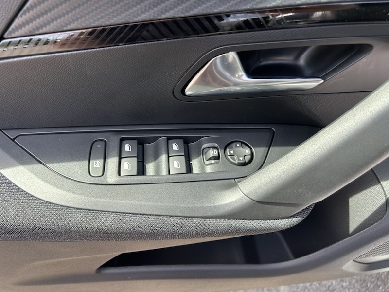 Peugeot 2008 STYLE KLIMA*SHZG*BTH*NAVI*SMART-LINK*PDC*R-CAM