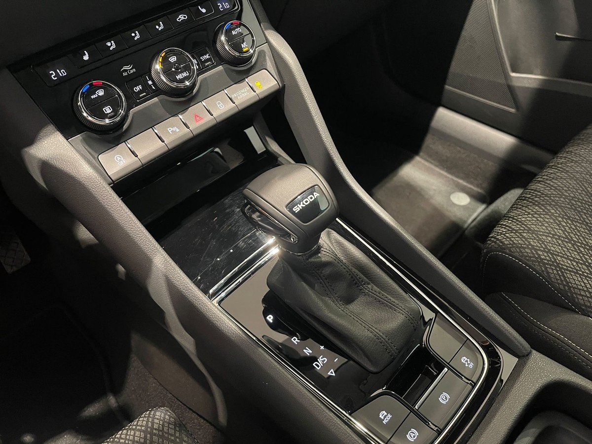 Skoda Karoq 1.5 TSI DSG  AHK LED APP 5J Garantie Winterpaket