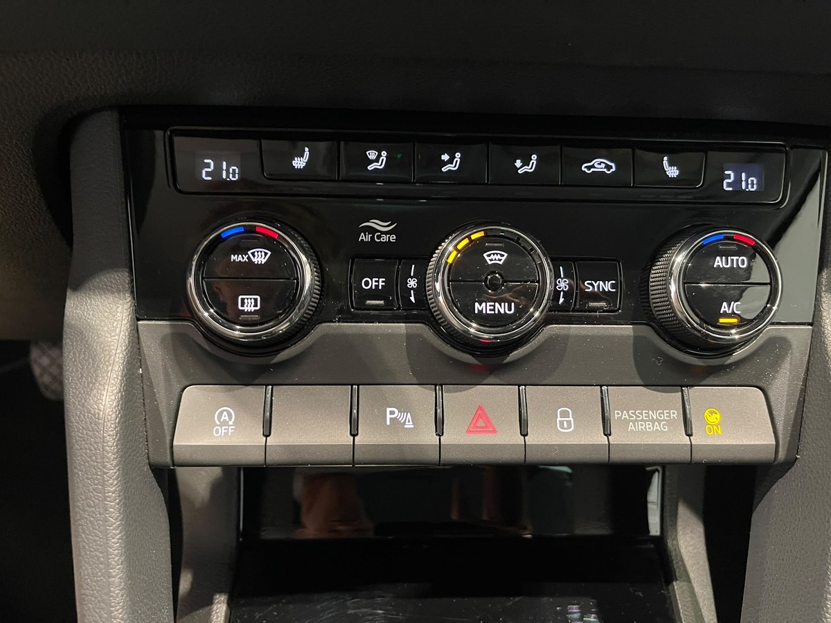 Skoda Karoq 1.5 TSI DSG  AHK LED APP 5J Garantie Winterpaket