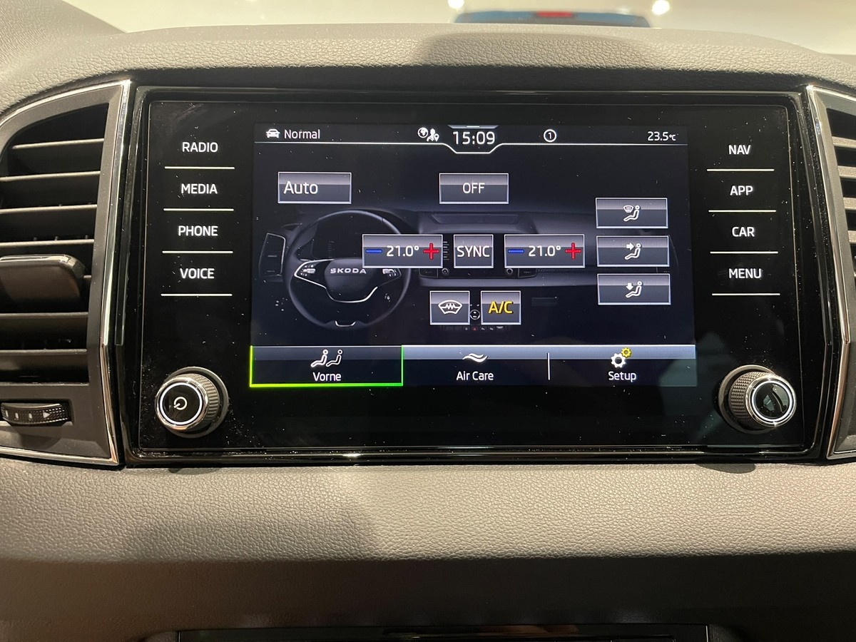 Skoda Karoq 1.5 TSI DSG  AHK LED APP 5J Garantie Winterpaket