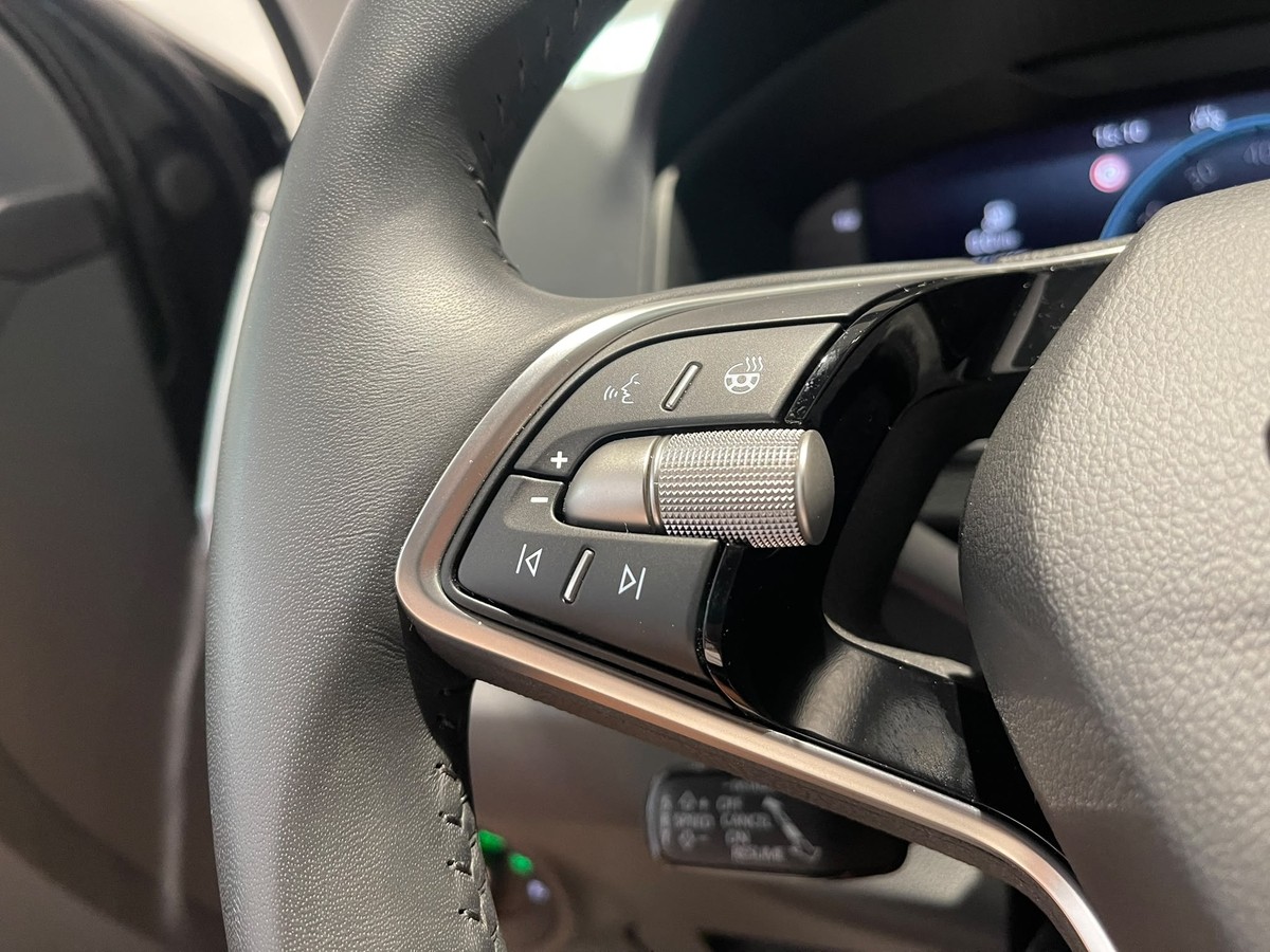 Skoda Karoq 1.5 TSI DSG  AHK LED APP 5J Garantie Winterpaket
