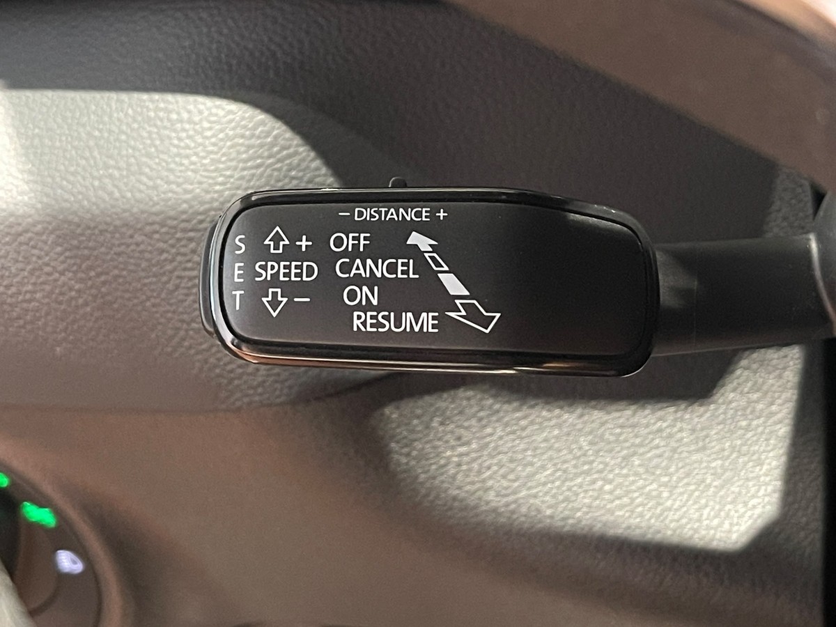 Skoda Karoq 1.5 TSI DSG  AHK LED APP 5J Garantie Winterpaket