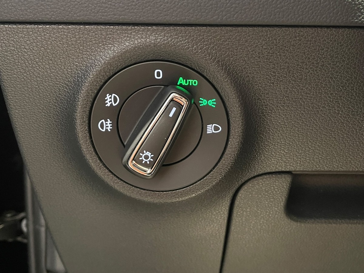 Skoda Karoq 1.5 TSI DSG  AHK LED APP 5J Garantie Winterpaket