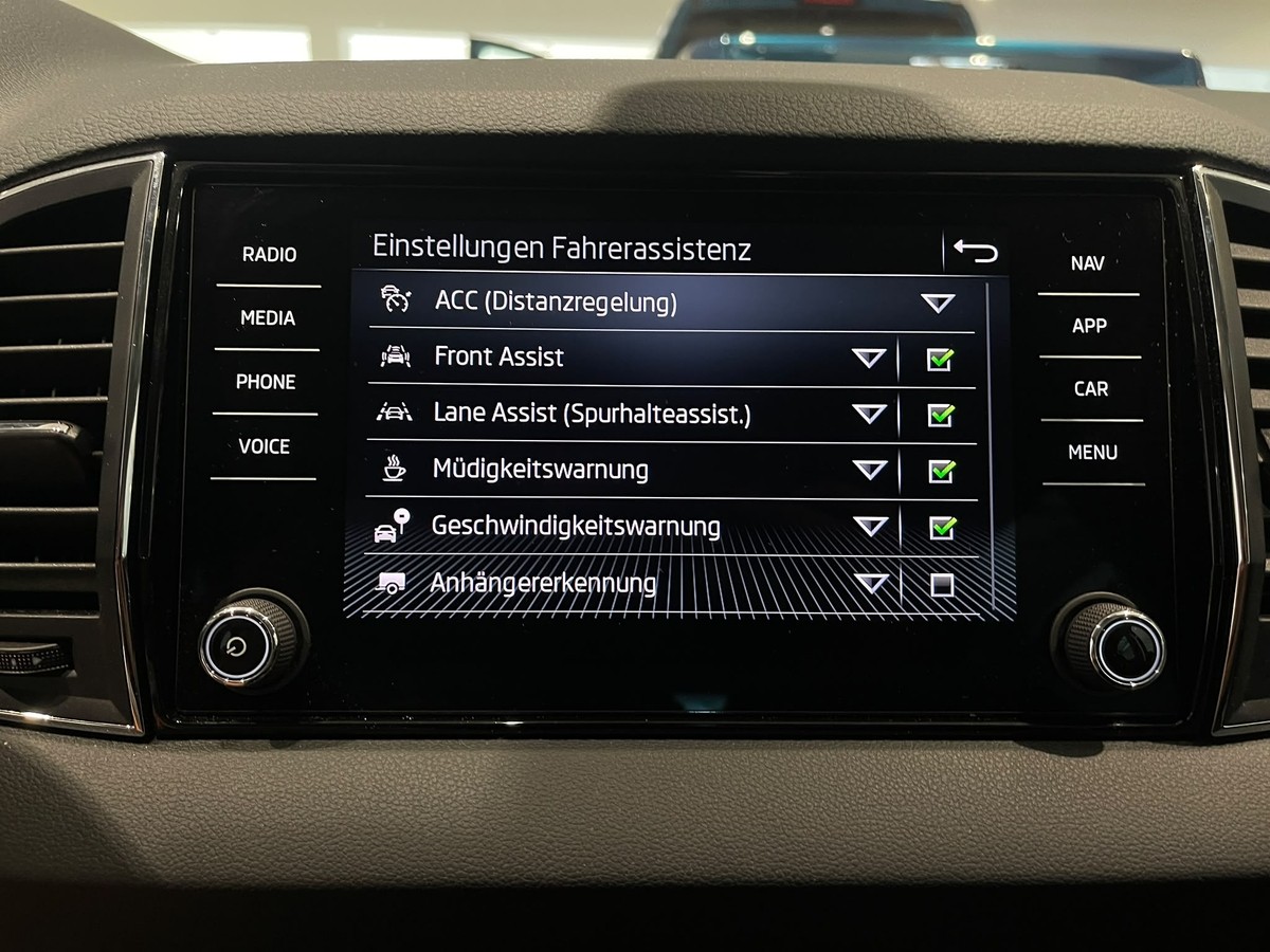Skoda Karoq 1.5 TSI DSG  AHK LED APP 5J Garantie Winterpaket