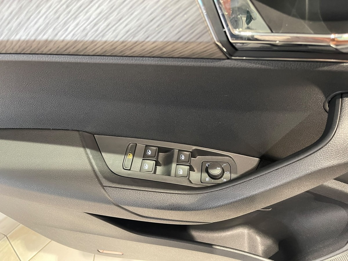 Skoda Karoq 1.5 TSI DSG  AHK LED APP 5J Garantie Winterpaket