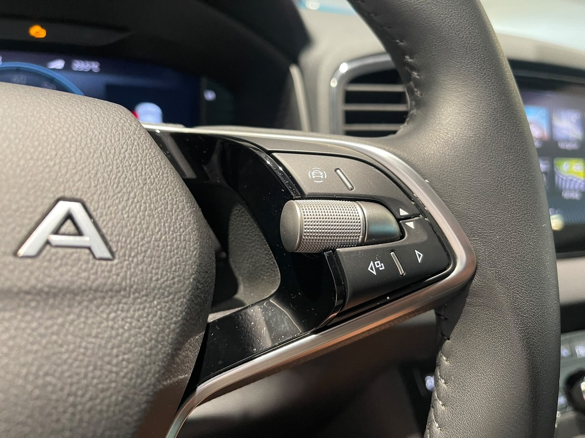 Skoda Karoq 1.5 TSI DSG  AHK LED APP 5J Garantie Winterpaket