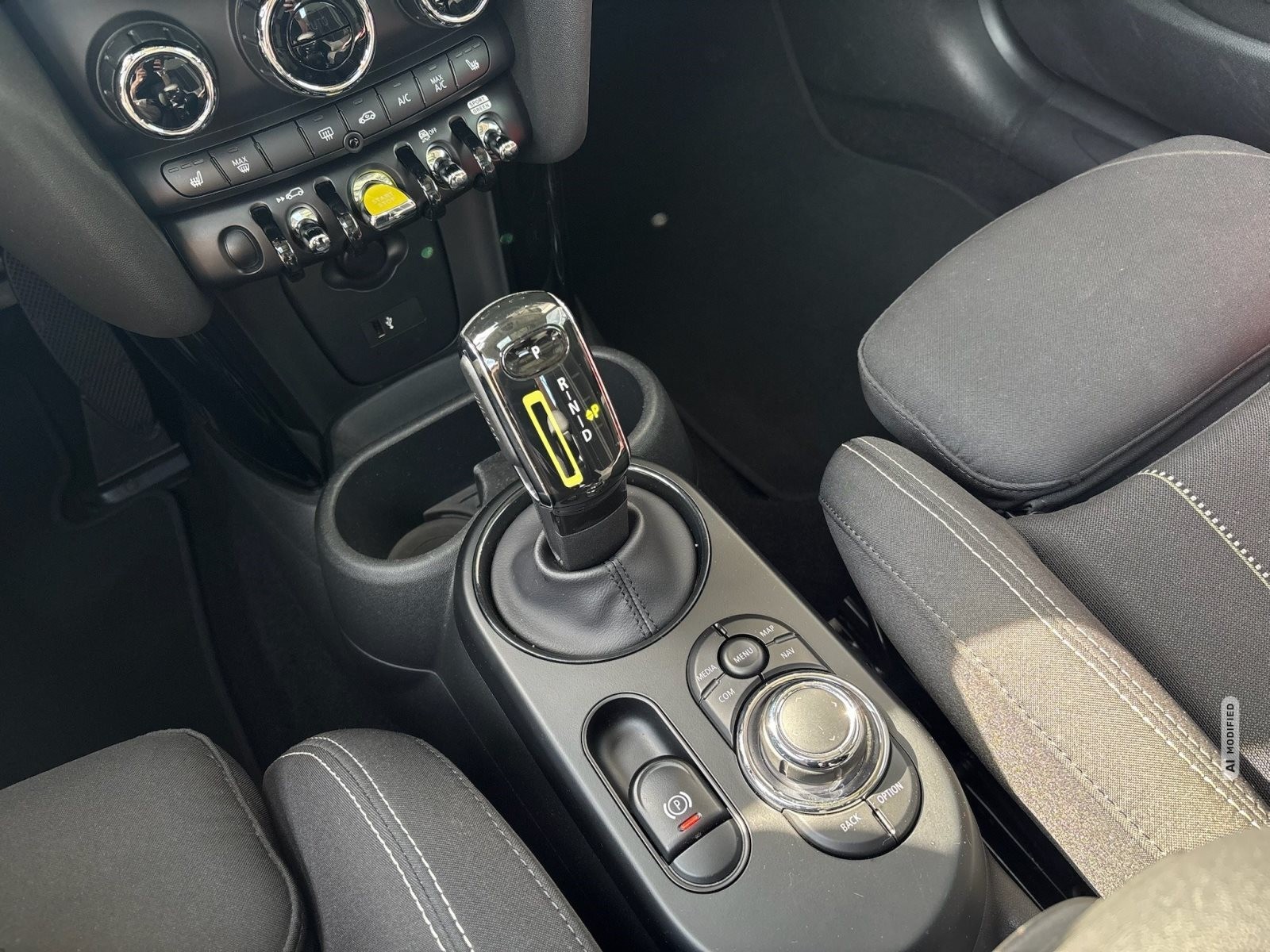MINI Cooper SE SE ESSENTIAL TRIM NAVI LED GRA PANO RFK KOMFORTZG DAB