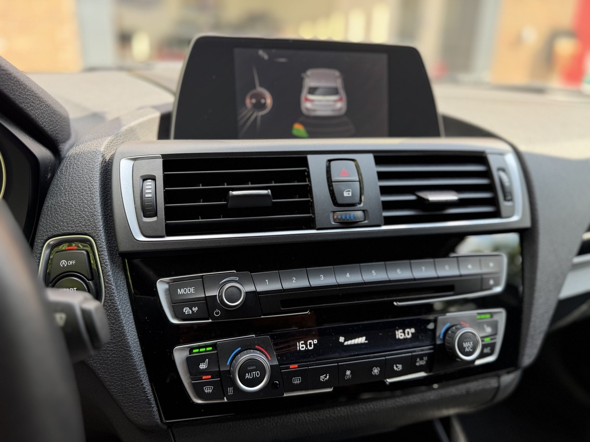BMW 116 116 i Sport Line/Navi/PDC/SHZ/LED/Tempomat/Klima
