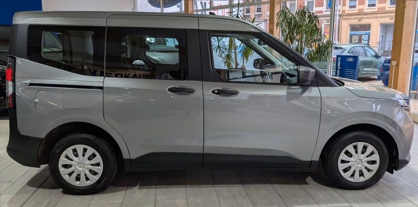 Ford Tourneo Courier Trend  Frontscheibe,Lenkrad+Vord