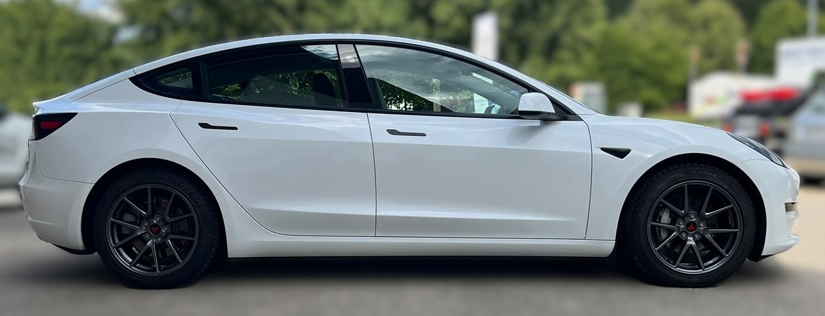 Tesla Model 3 RWD*Facelift*Wärmepumpe*SOH 93%*1.Hand*