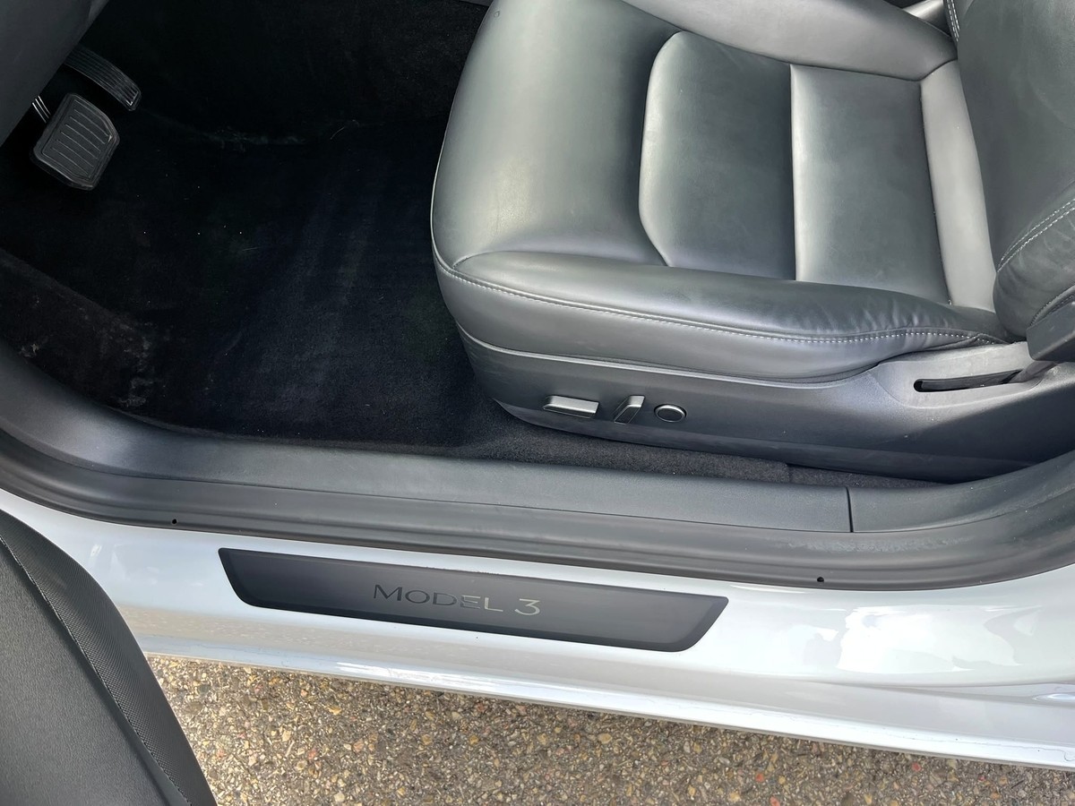 Tesla Model 3 RWD*Facelift*Wärmepumpe*SOH 93%*1.Hand*