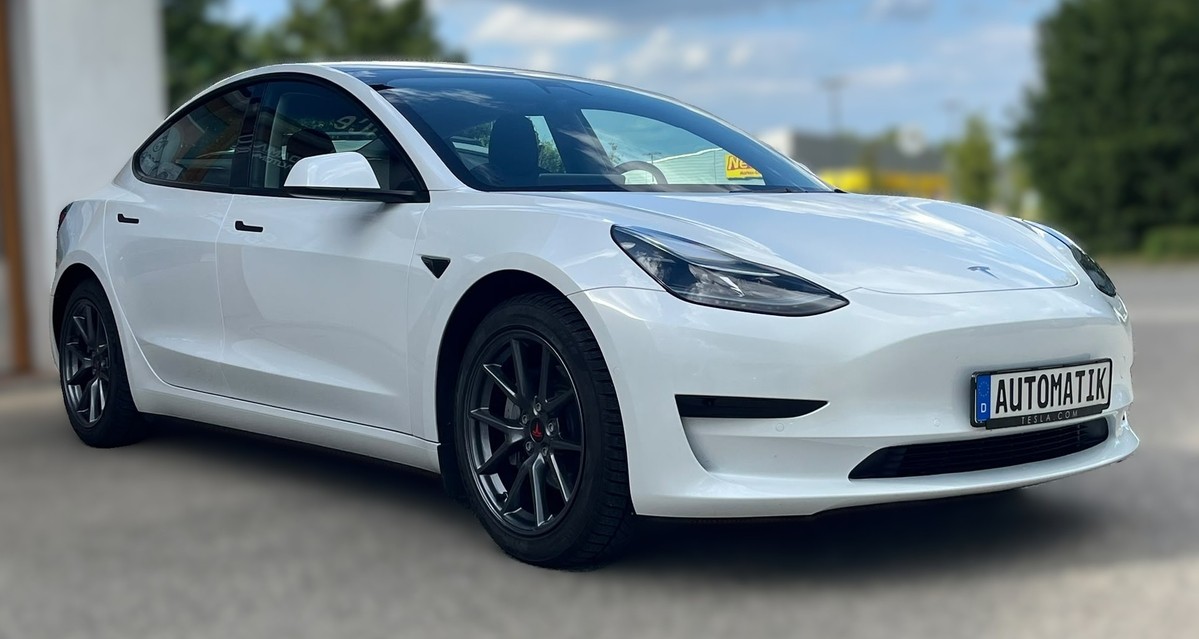 Tesla Model 3 RWD*Facelift*Wärmepumpe*SOH 93%*1.Hand*