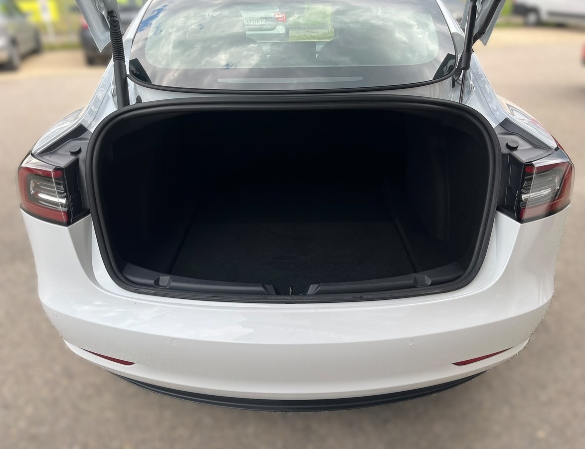 Tesla Model 3 RWD*Facelift*Wärmepumpe*SOH 93%*1.Hand*