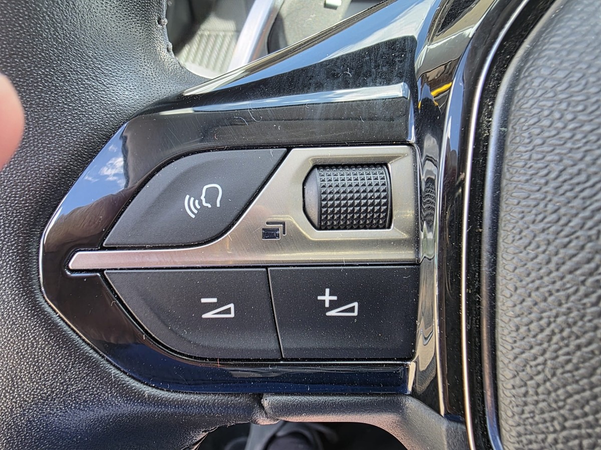 Peugeot 208 Carplay/Tempo/Sitzh./Spurh./Behindertengerecht