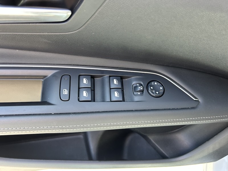 Peugeot 3008 1.5 BlueHDi 130 ALLURE AUTOM*KLIMA*SHZG*NAVI*ALU*R-CAM